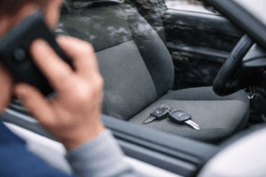 Buitengesloten auto- sleutel in de auto